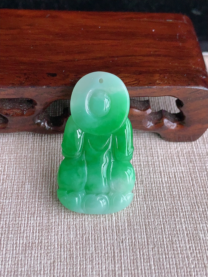 天然A货翡翠飘绿正装观音吊坠  
尺寸40.3-21.8-6.3mm 重量11.43g 0403