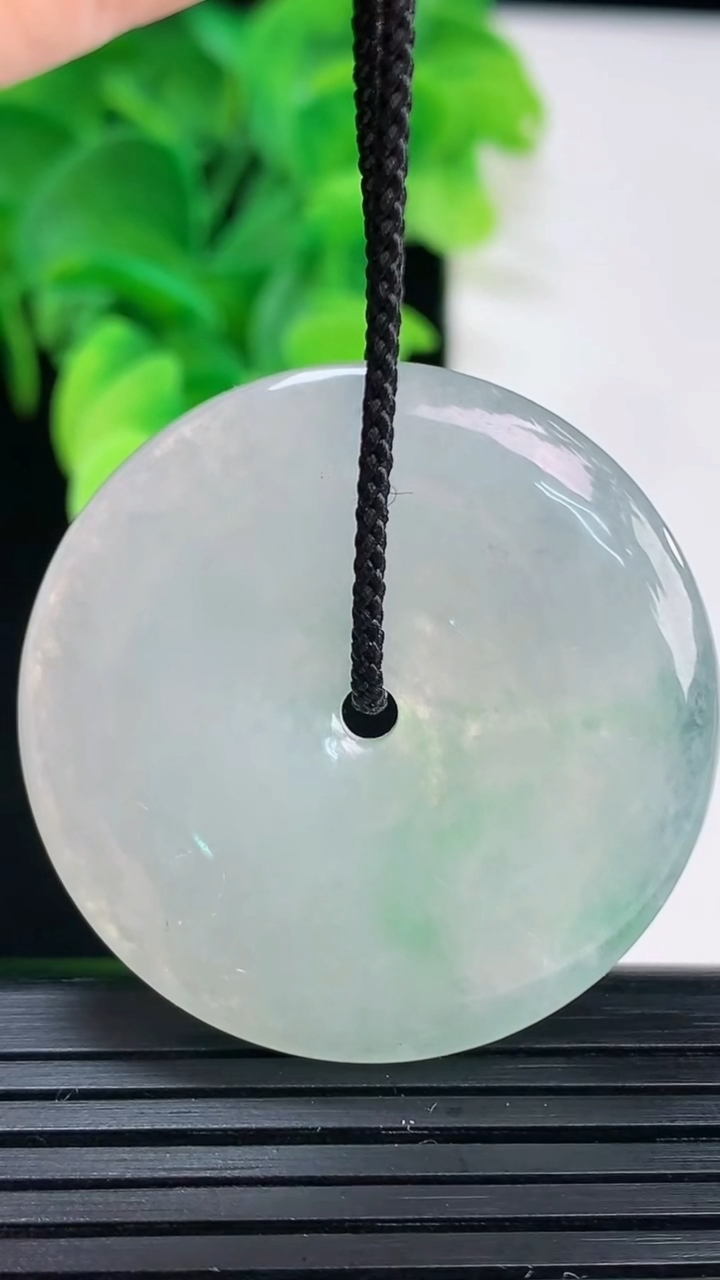 天然A货翡翠平安扣吊坠尺寸35.7-5.7重量:16.43g
4月6日