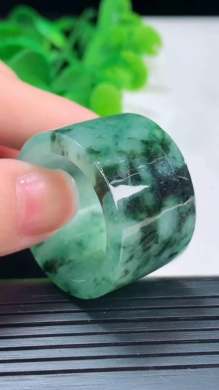 天然A货翡翠飘花指环扳指尺寸23.4-19.4-4.1重:20.96g 662026年4月6日
工厂