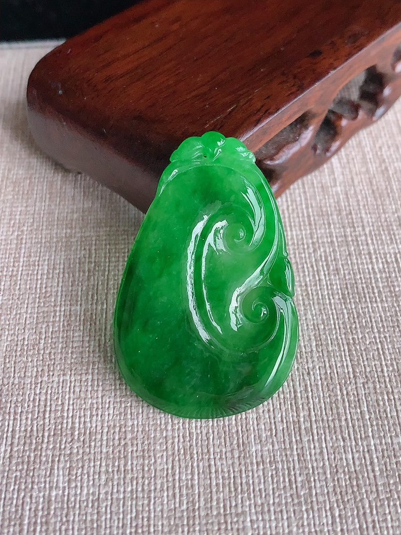 天然A货翡翠满绿如意吊坠  
尺寸41.8-27-2.8mm 重量6.36g 0403