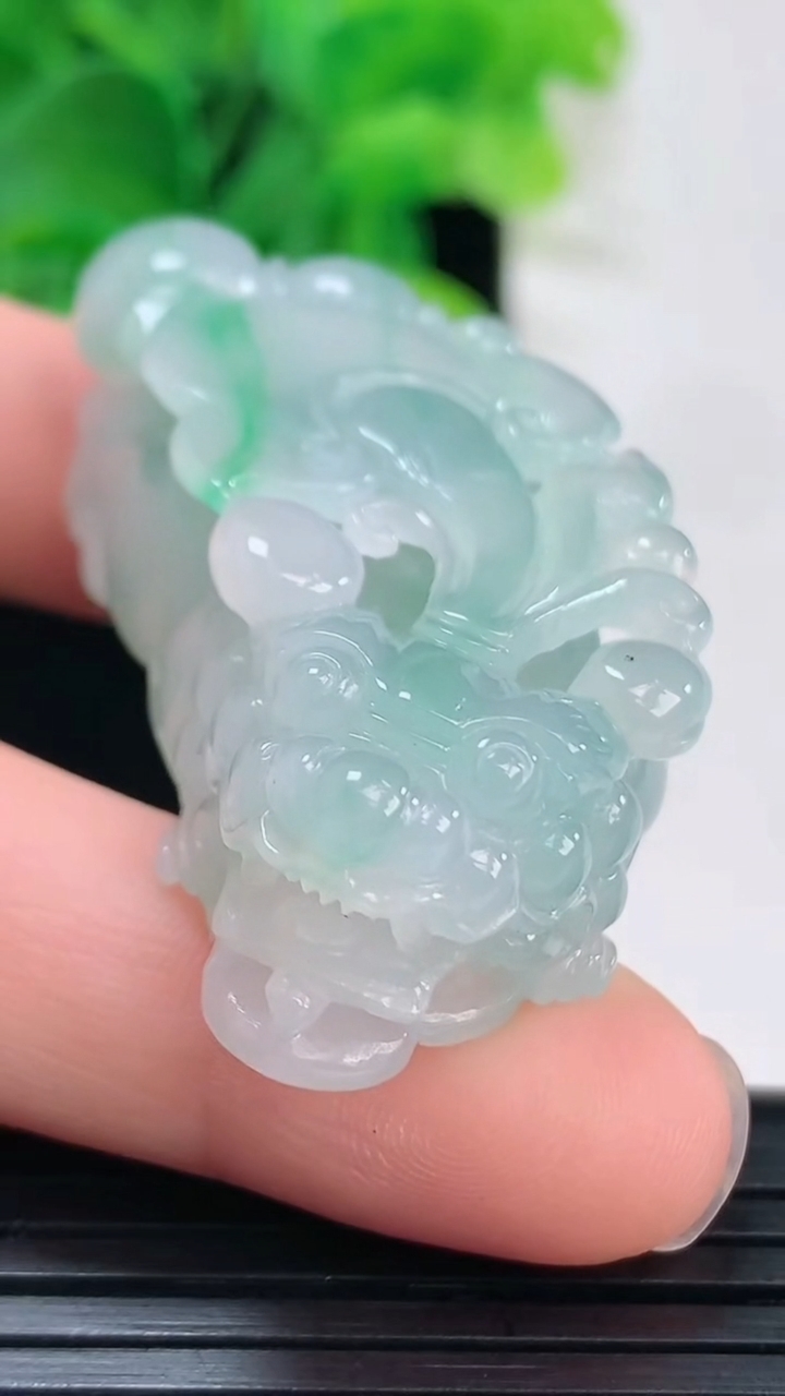 天然A货翡翠貔貅吊坠尺寸48-21.8-14.1重量:28.01g
4月6日