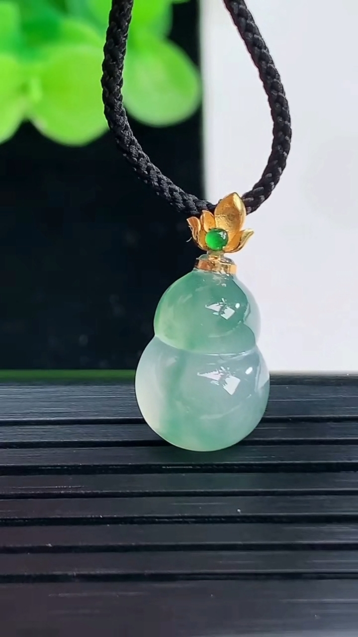 天然A货翡翠18K金飘花葫芦吊坠尺寸19.8-10.3-5.6重量:1.68g
4月6日