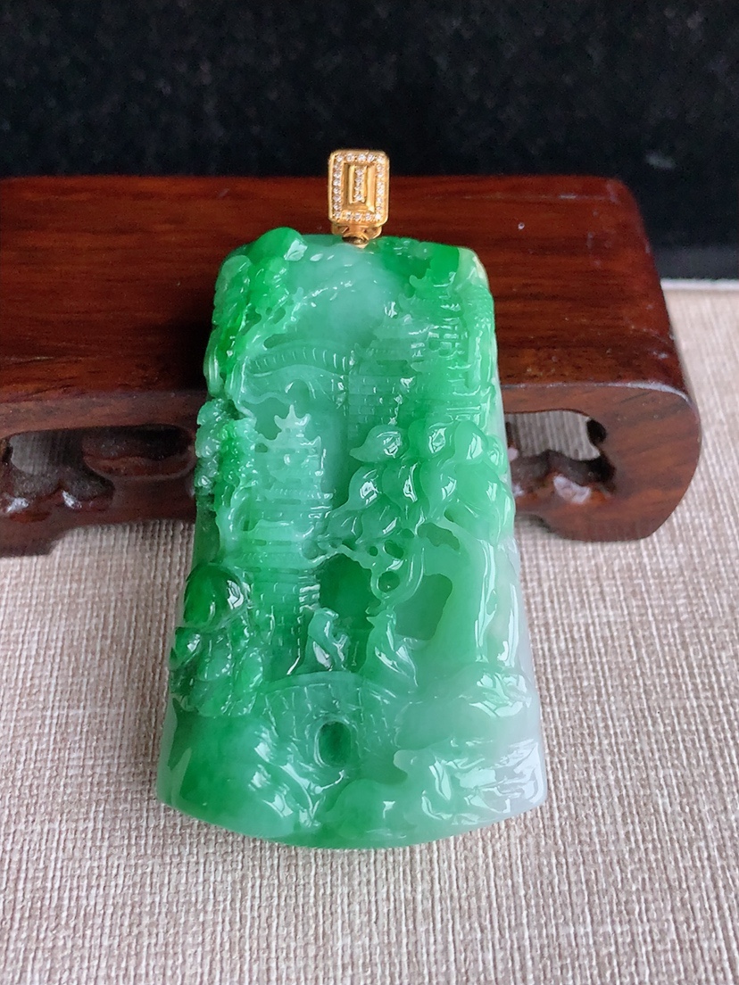 天然A货翡翠18K金伴钻镶嵌飘绿意境山水牌吊坠  
尺寸70.2-61.2-36.3-11.8mm 