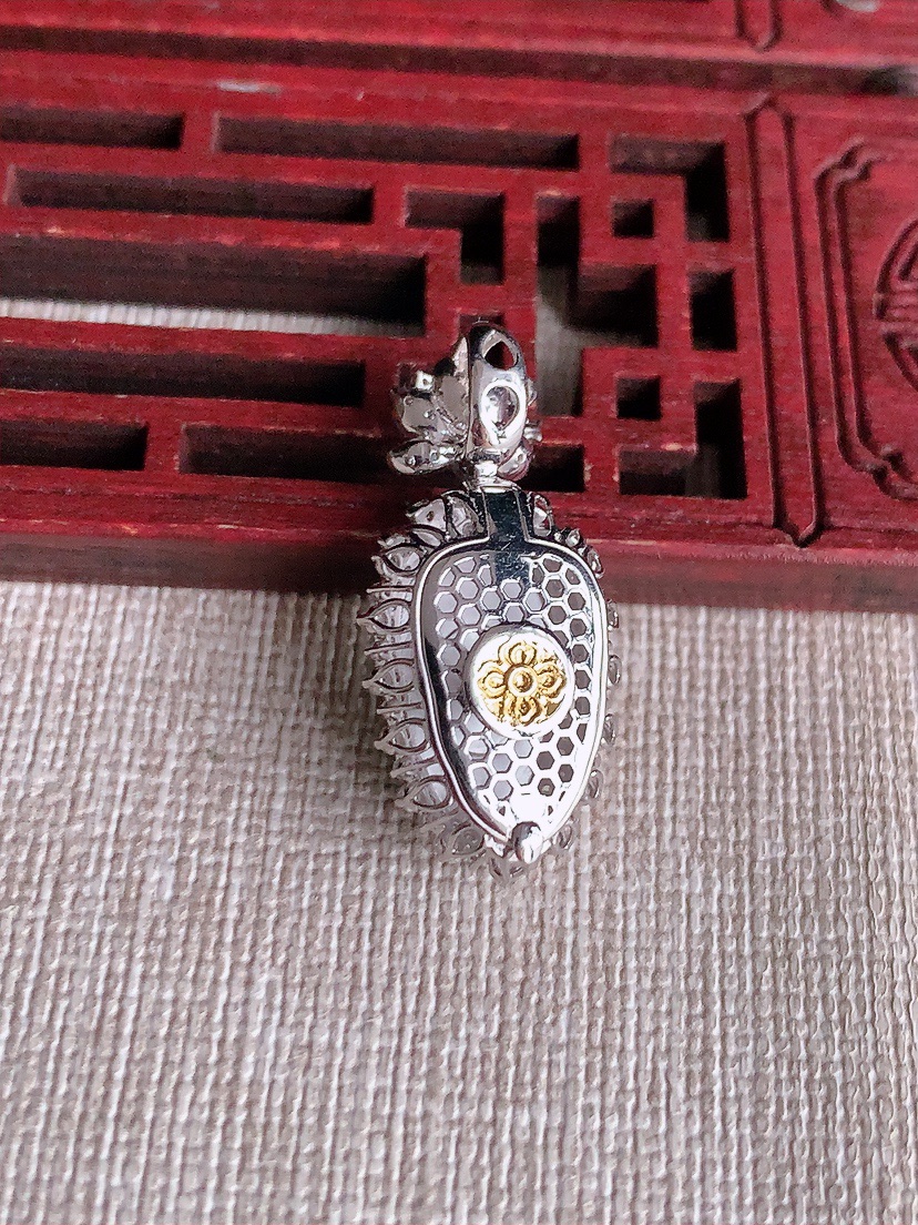 天然A货翡翠18K金伴钻镶嵌满绿叶子金枝玉叶吊坠 
尺寸28.8-13.8-9.3裸石15-9mm 