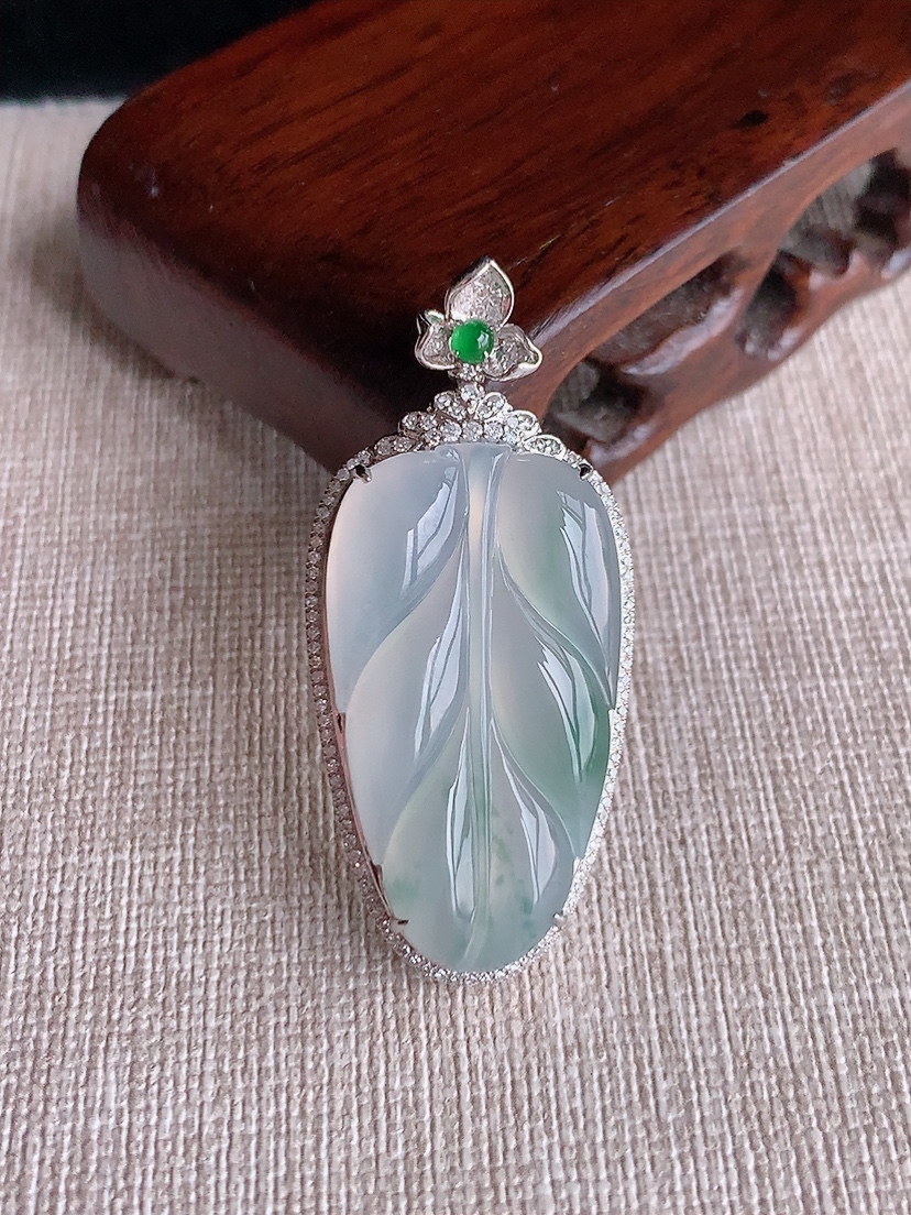 天然A货翡翠18K金伴钻镶嵌飘花叶子金枝玉叶吊坠 
尺寸44.8-20.4-9.2裸石31.8-17