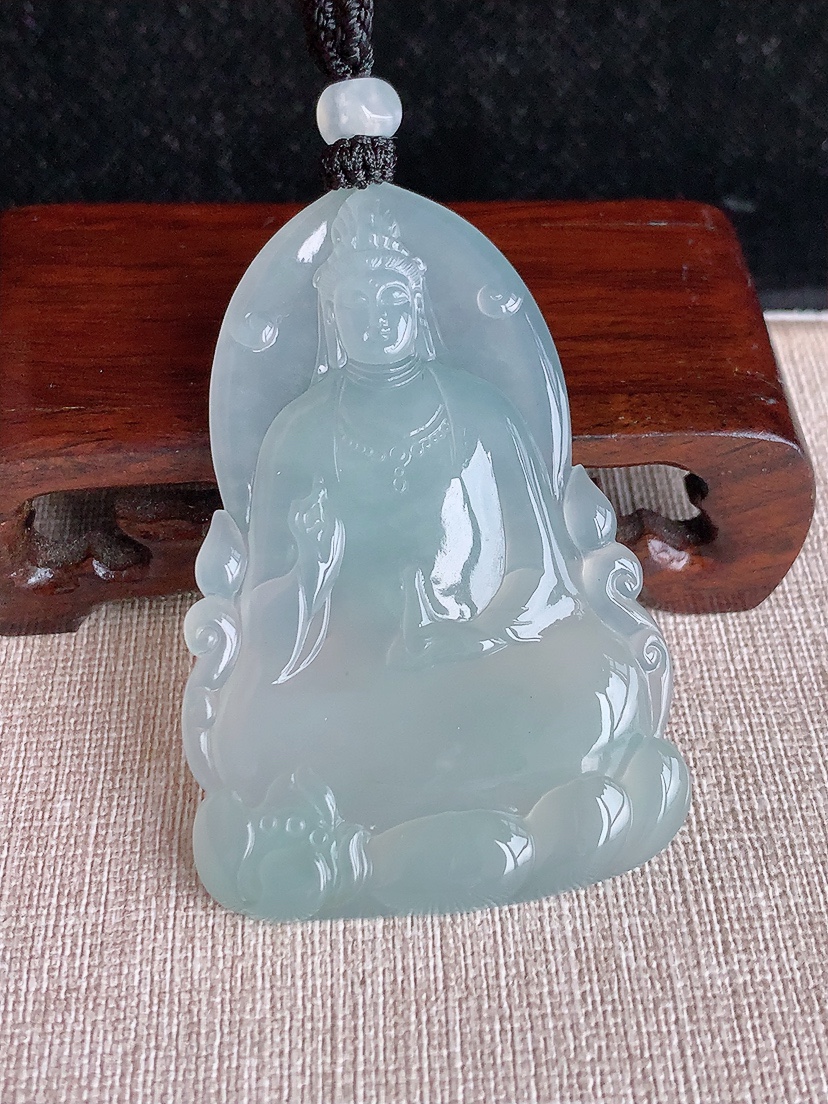 天然A货翡翠晴水一刀切观音吊坠 
尺寸65.5-43.5-5.5mm 重量35.15g 0403
