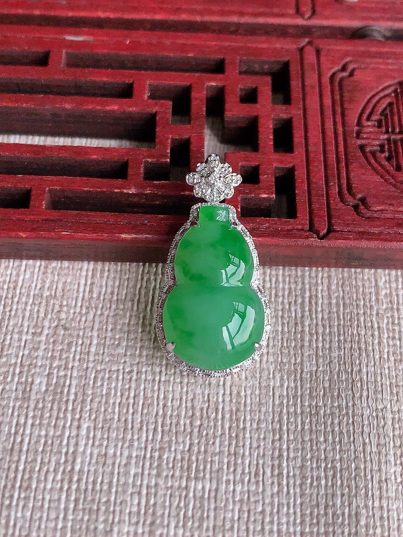 天然A货翡翠18K金伴钻镶嵌飘绿葫芦吊坠 
尺寸26-13-7裸石18.5-11.5mm 重量2.66g 0403