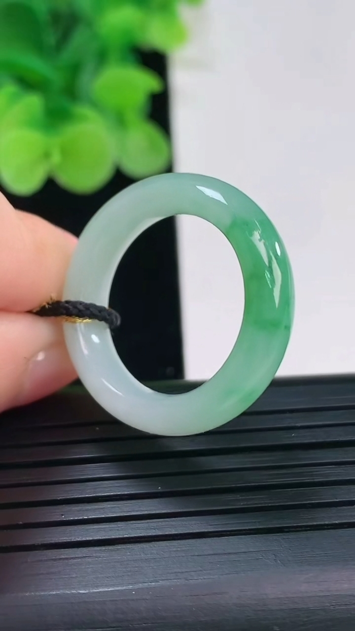 天然A货翡翠指环戒指尺寸19.2-6-3.8重量:5.06g2026年4月6日
工厂直销收藏佳品,种