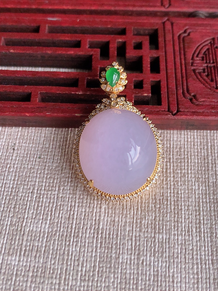 天然A货翡翠18K金伴钻镶嵌紫罗兰蛋面吊坠 
尺寸33.3-21-15.5裸石19.5-17.6mm 重量10.08g 0403