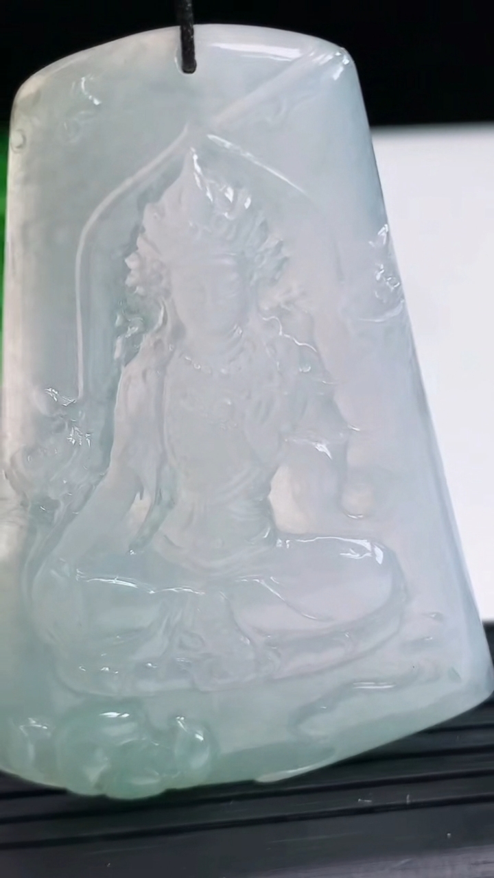 天然A货翡翠飘花大势至菩萨吊坠尺寸62.3-43.1-5.2重量:26.11g
4月6日