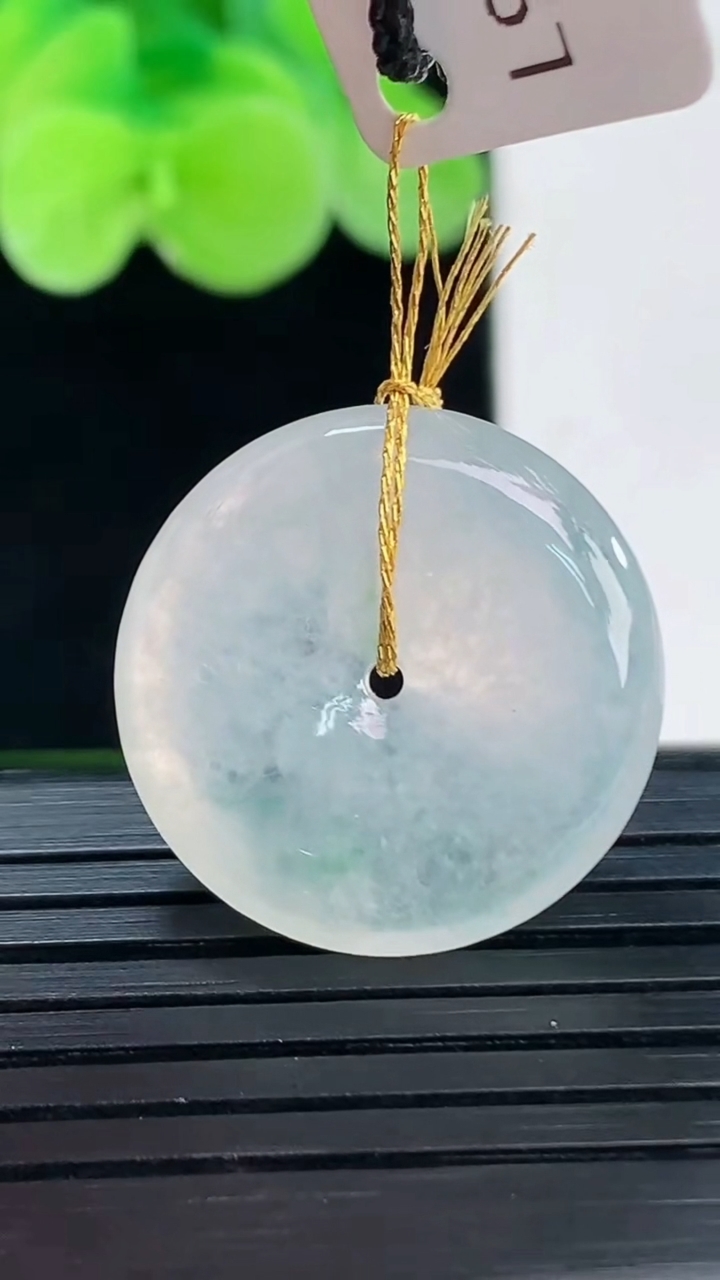 天然A货翡翠飘花平安扣吊坠尺寸21.2-4.2重量:4.47g
4月6日