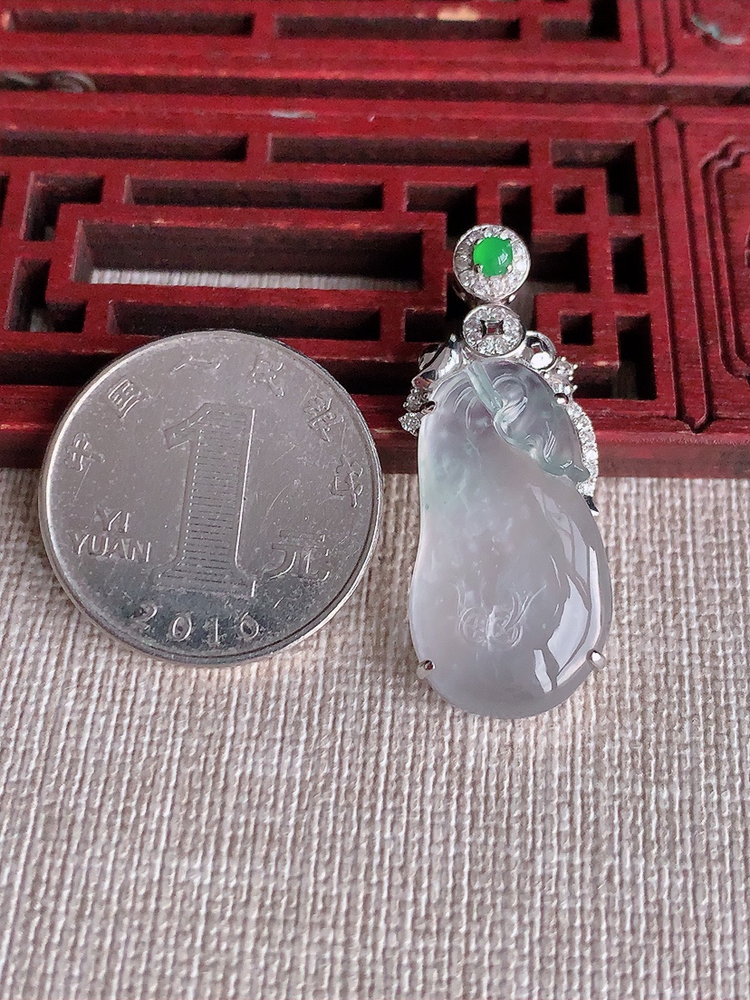 天然A货翡翠18K金伴钻镶嵌白冰白月光福袋代代有钱吊坠 
尺寸36-25.6-14.3-6mm 重量4.83g 0403