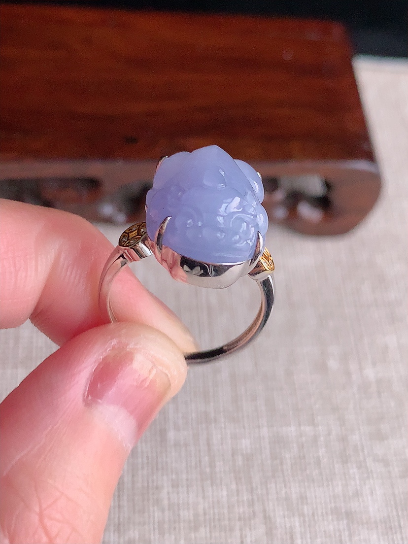 天然A货翡翠18K金镶嵌紫罗兰招财貔貅戒指 圈口17.7裸石
尺寸17.5-13mm 重量6.26g