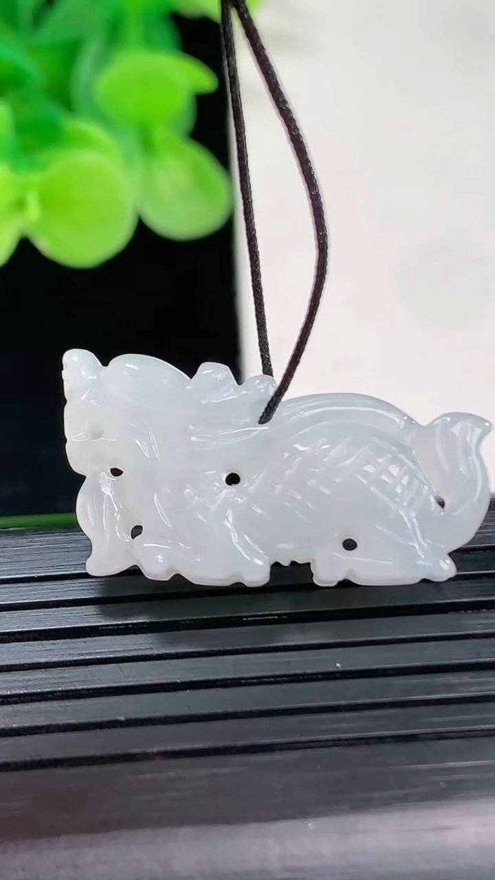 天然A货翡翠龙牌吊坠尺寸14.8-29-6.2重量:5.03g
4月6日