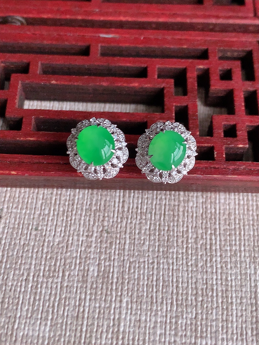 天然A货翡翠18K金伴钻镶嵌甜绿蛋面耳钉 
尺寸6.5-6mm 重量2.36g 0403