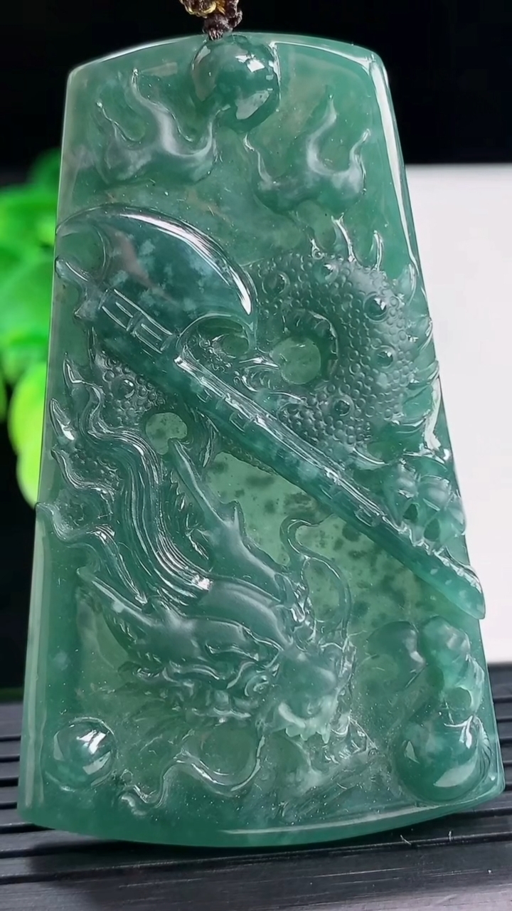 天然A货翡翠龙牌吊坠尺寸66.9-41.2-7.2重量:34.05g
4月6日