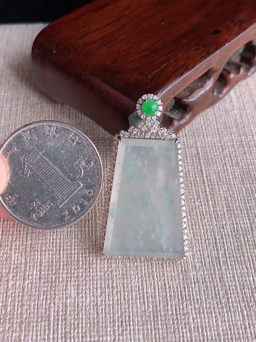 天然A货翡翠18K金伴钻镶嵌晴水雪花棉无事牌吊坠 
尺寸38-20.8-7.7裸石26-17.6mm 重量6.75g 0403