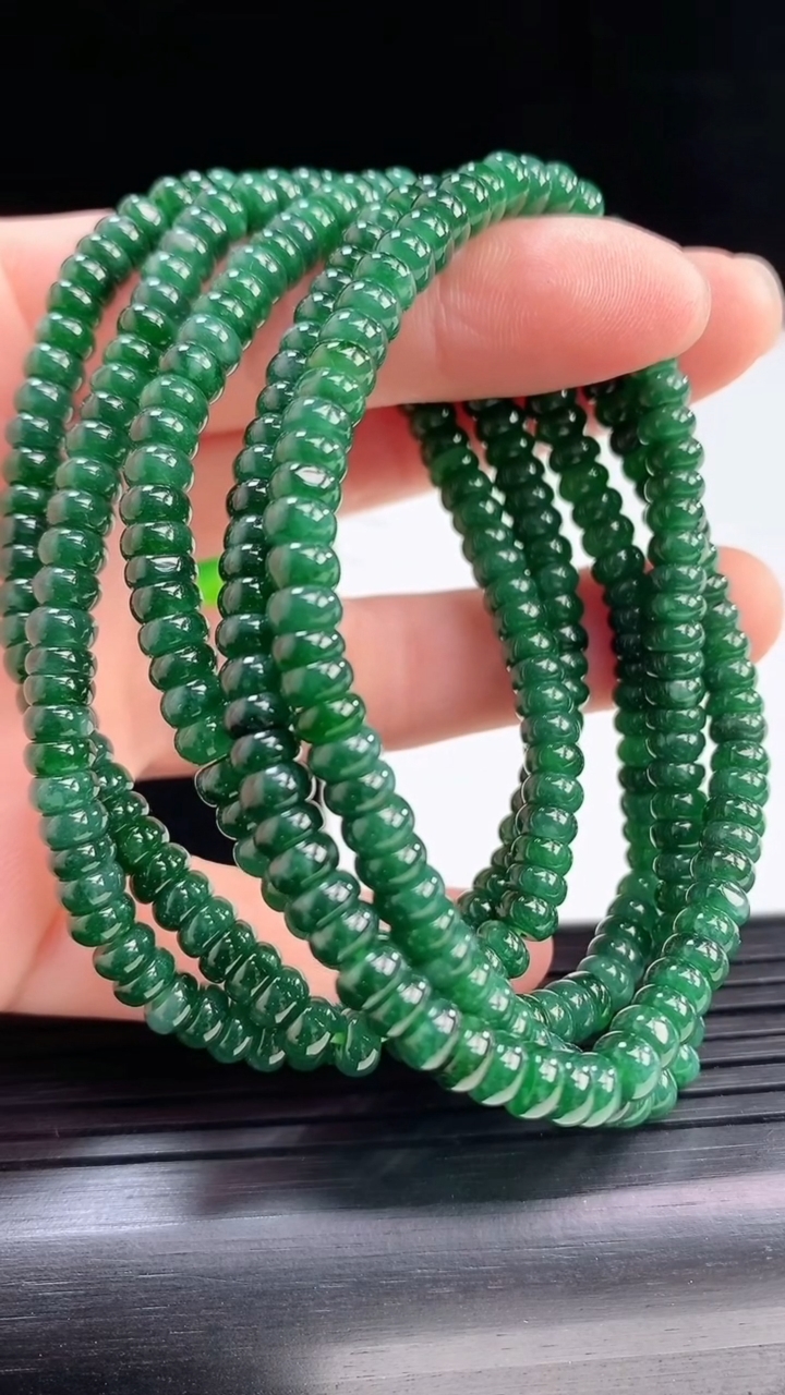 天然A货翡翠蓝水算盘珠手串5条尺寸4.7-70颗重:8.86g 7704月6日
工厂直销收藏佳品,种