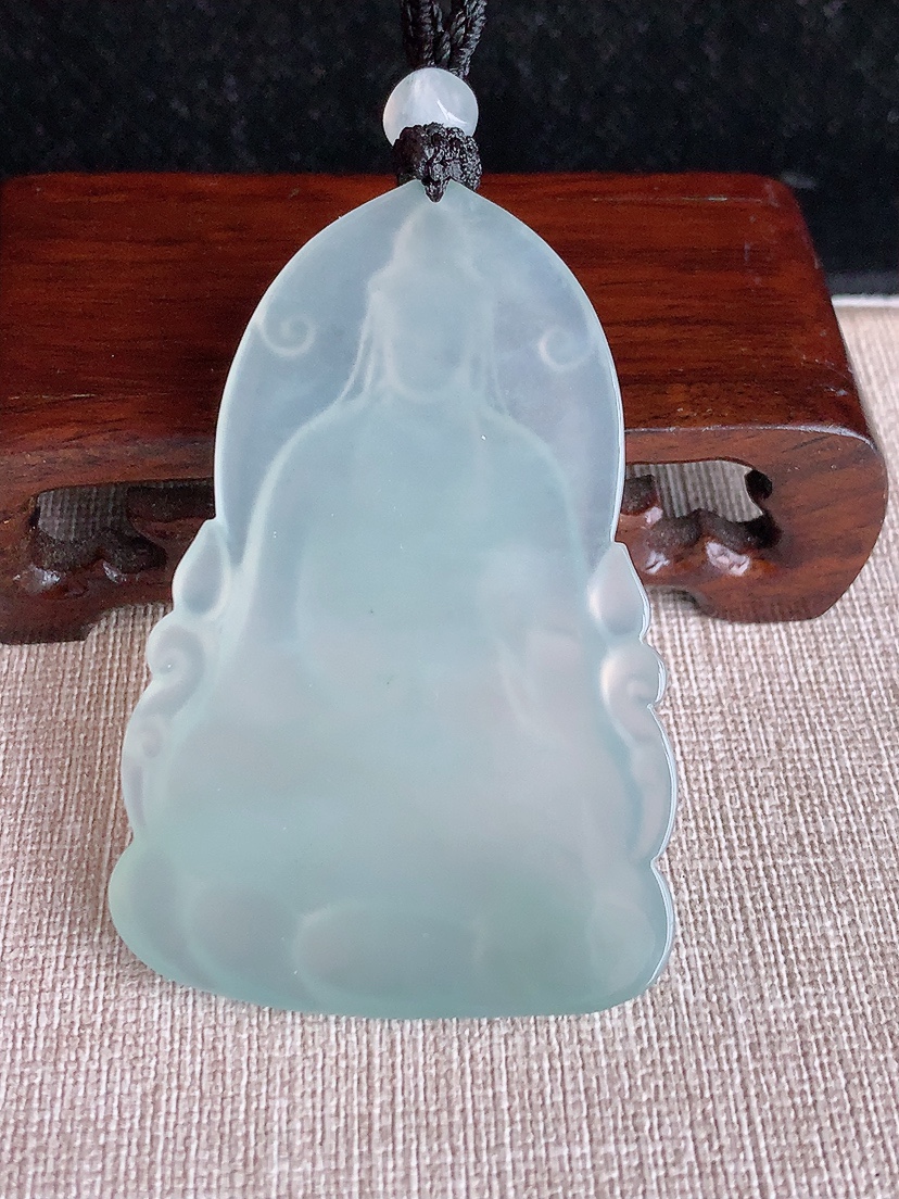 天然A货翡翠晴水一刀切观音吊坠 
尺寸65.5-43.5-5.5mm 重量35.15g 0403