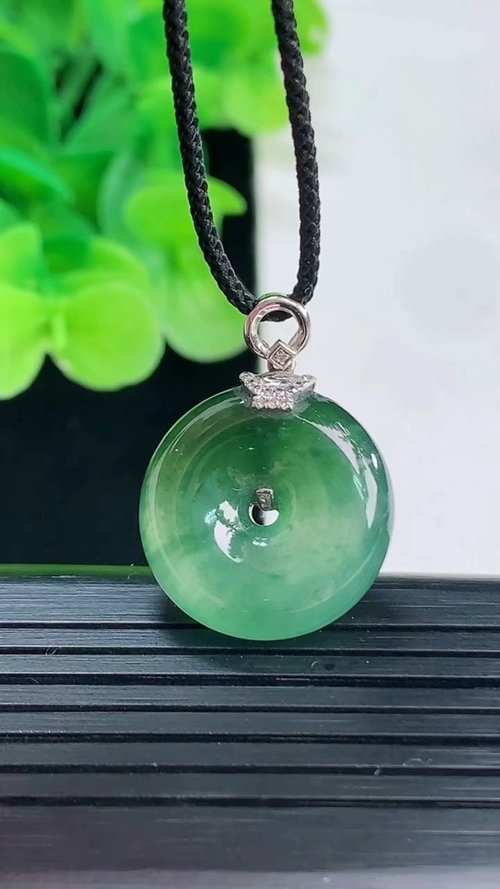 天然A货翡翠平安扣吊坠尺寸18.3-5.6重量:4.63g
4月6日