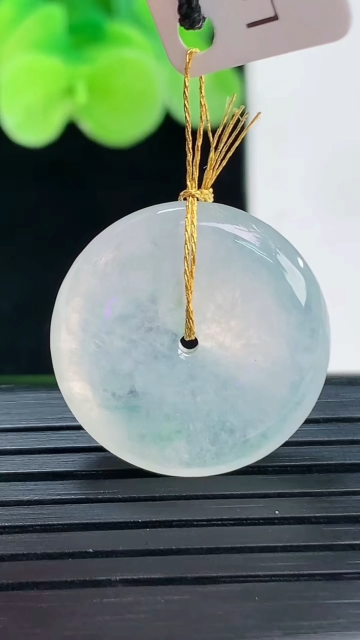 天然A货翡翠飘花平安扣吊坠尺寸21.2-4.2重量:4.47g
4月6日