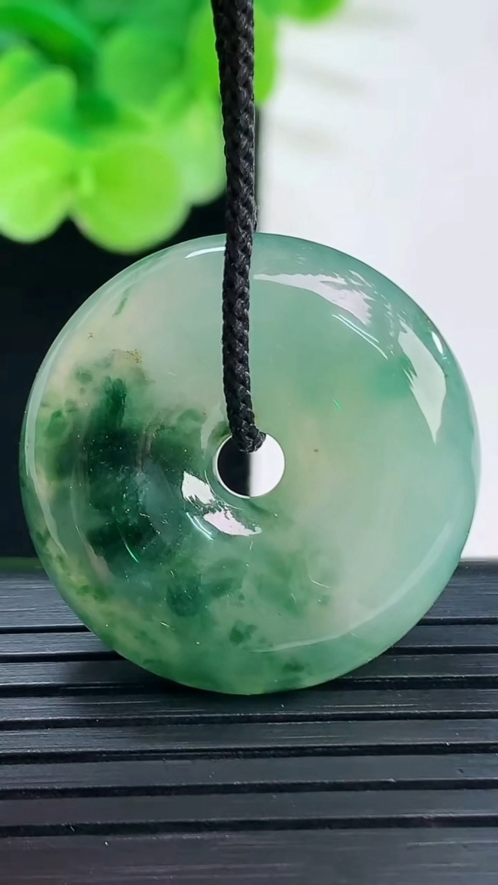 天然A货翡翠飘花平安扣吊坠尺寸28.3-6.4重:10.15g 99
4月6日