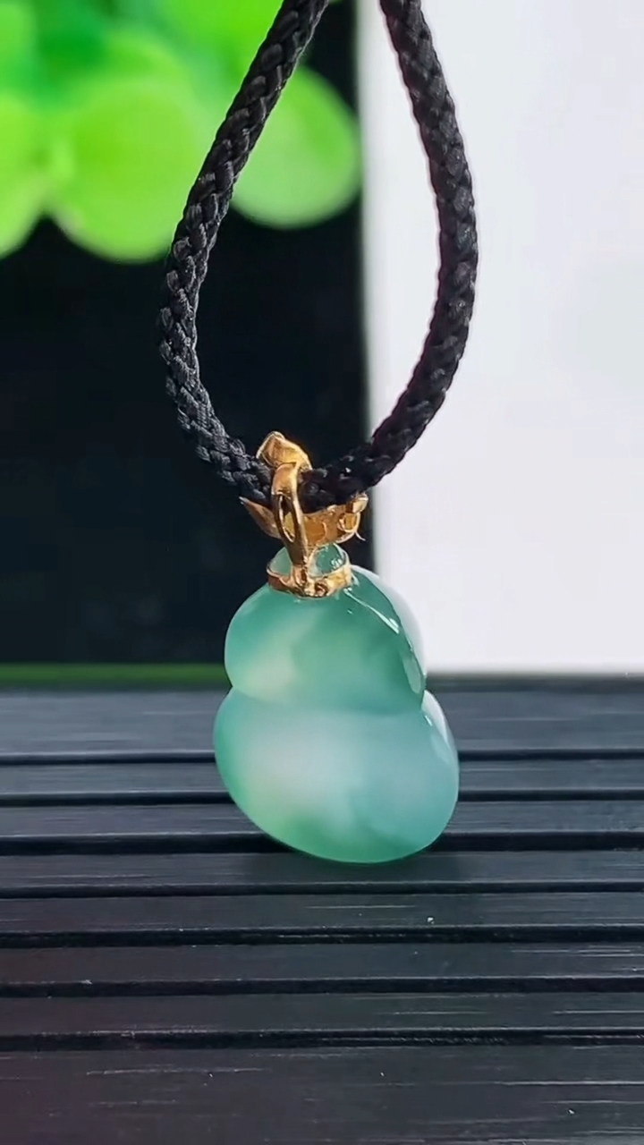 天然A货翡翠18K金飘花葫芦吊坠尺寸19.8-10.3-5.6重量:1.68g
4月6日