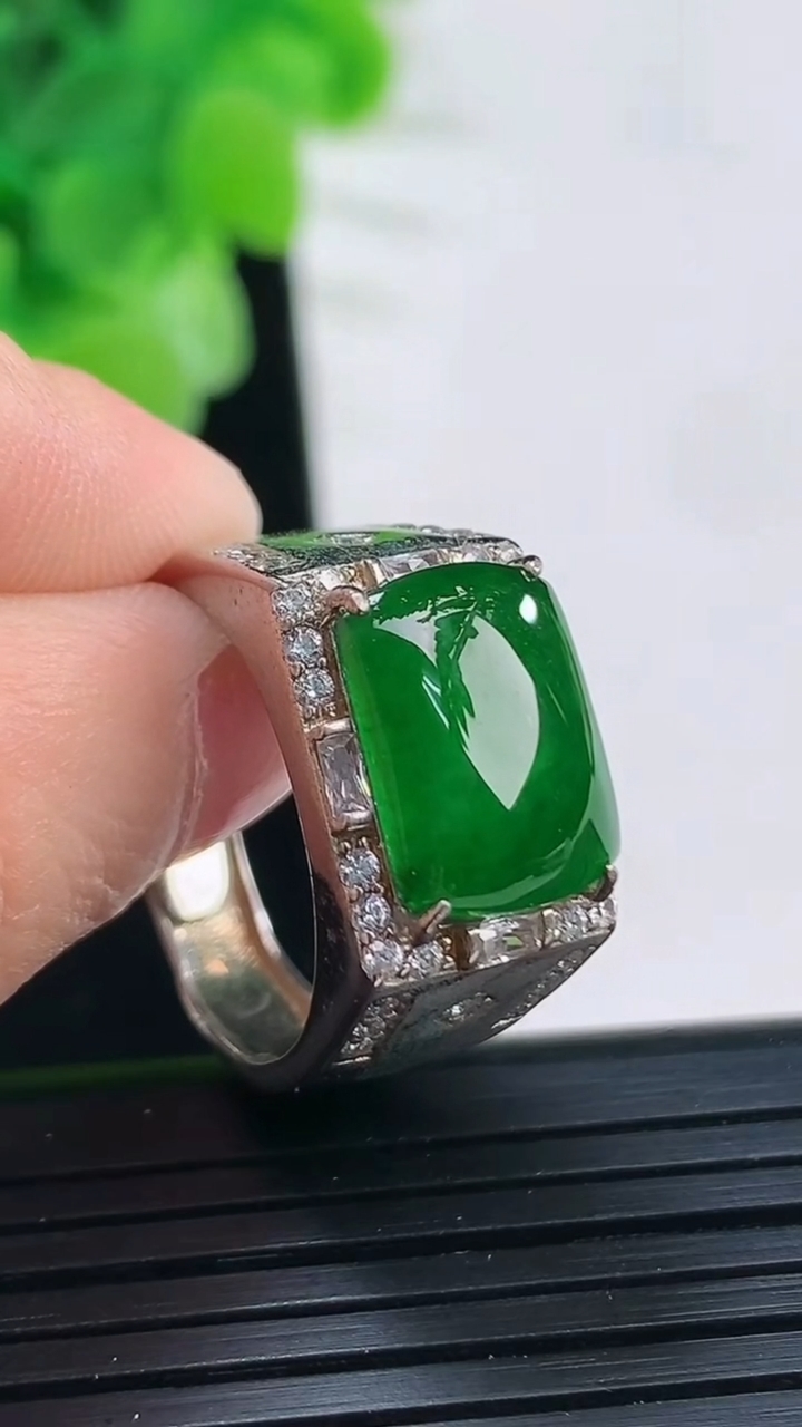天然A货翡翠马鞍戒指尺寸12.6-9.2-3重:7.85g 1782026年4月6日
工厂直销收藏佳品,种好水足，色泽均匀，有种有色，上手高大气！