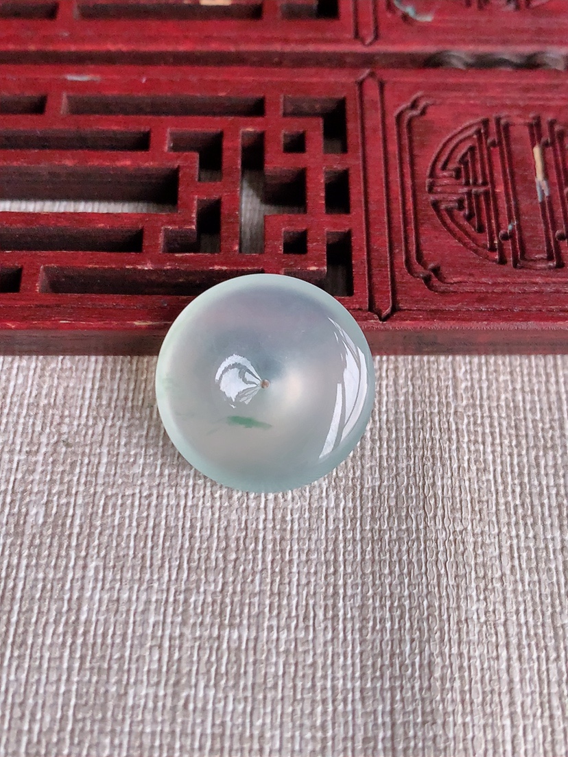 天然A货翡翠飘花平安扣吊坠 
尺寸20.5-4.8mm 重量4.08g 0403