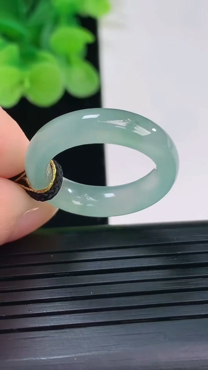 天然A货翡翠飘花指环戒指尺寸17.8-5.8-3.8重量:4.28g2026年4月6日
工厂直销收藏佳品,种好水足，色泽均匀，有种有色，上手高大气！