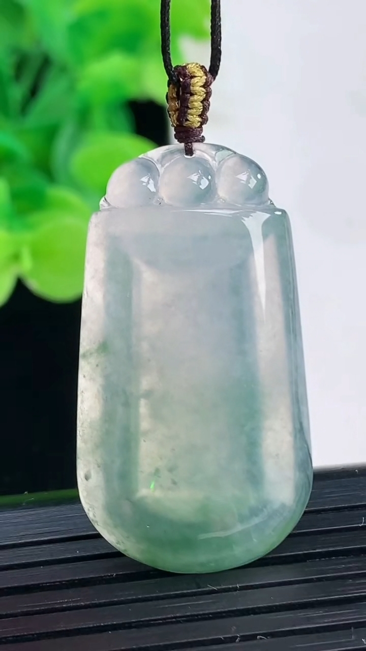 天然A货翡翠飘花无事牌吊坠尺寸37.3-20.1-4.4重量:6.90g
4月6日