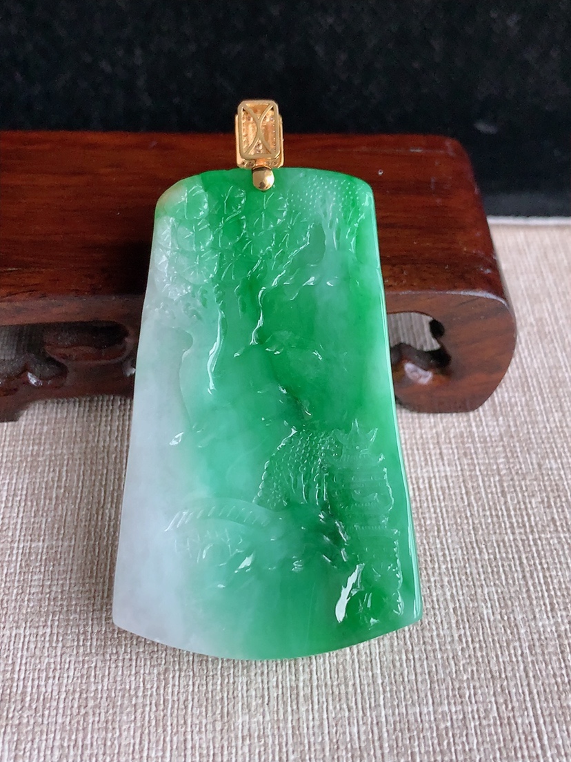 天然A货翡翠18K金伴钻镶嵌飘绿意境山水牌吊坠  
尺寸70.2-61.2-36.3-11.8mm 