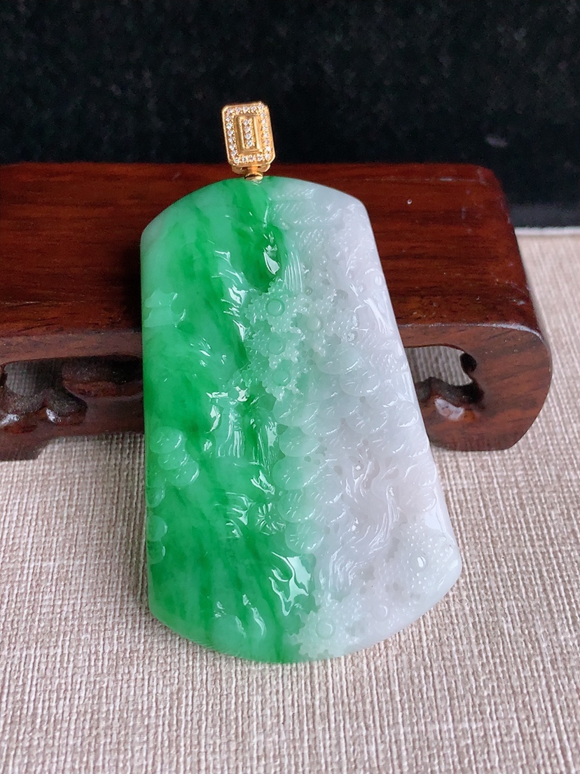 天然A货翡翠18K金伴钻镶嵌白底青飘绿意境山水牌吊坠 
尺寸71-61.8-38.8-5.6mm 重量29.38g 0403