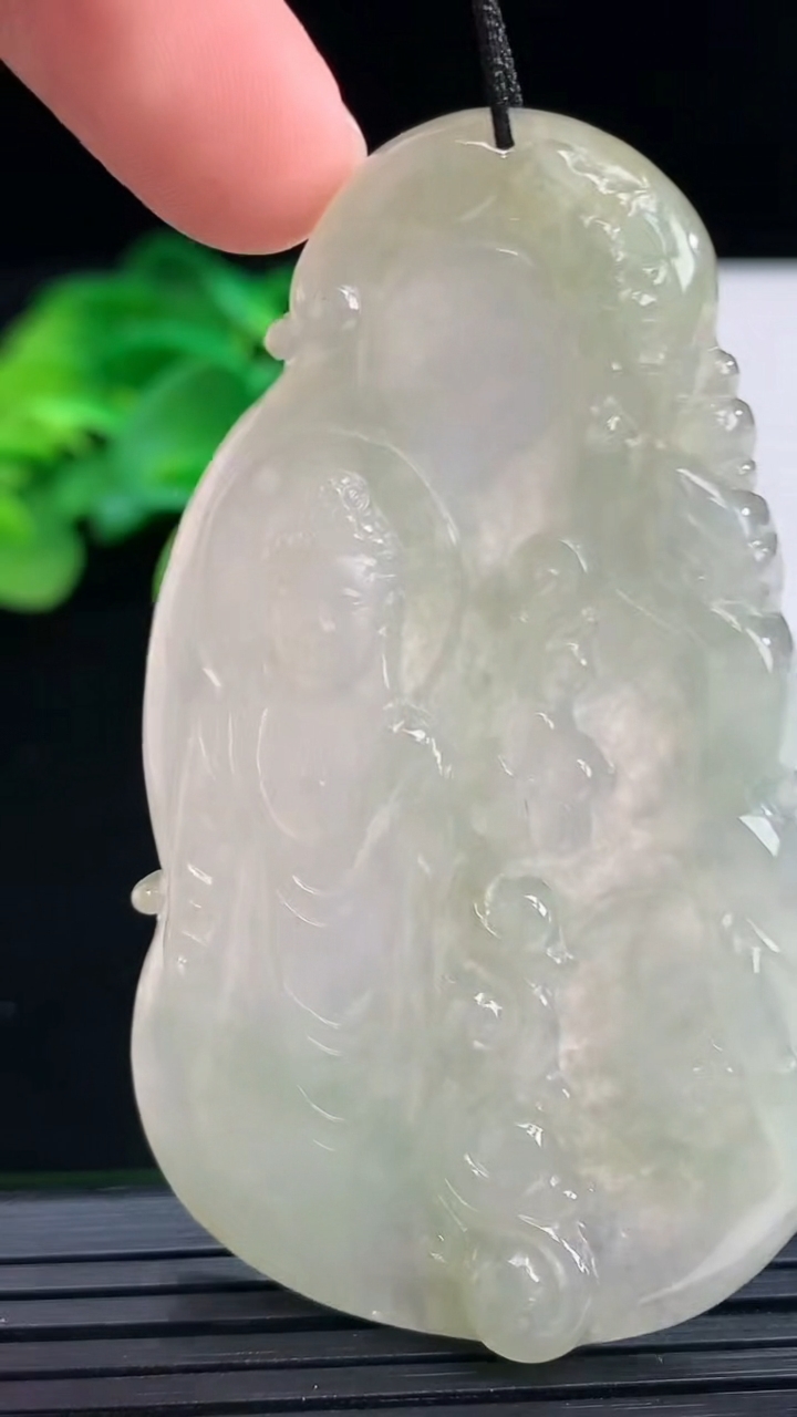 天然A货翡翠阿弥陀佛吊坠尺寸64.7-38.3-5.2重:25.85g 555
4月6日
