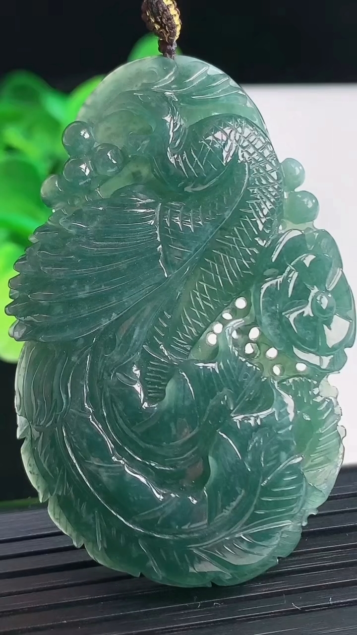 天然A货翡翠凤凰吊坠尺寸59.3-39.4-8重量:31.62g
4月6日