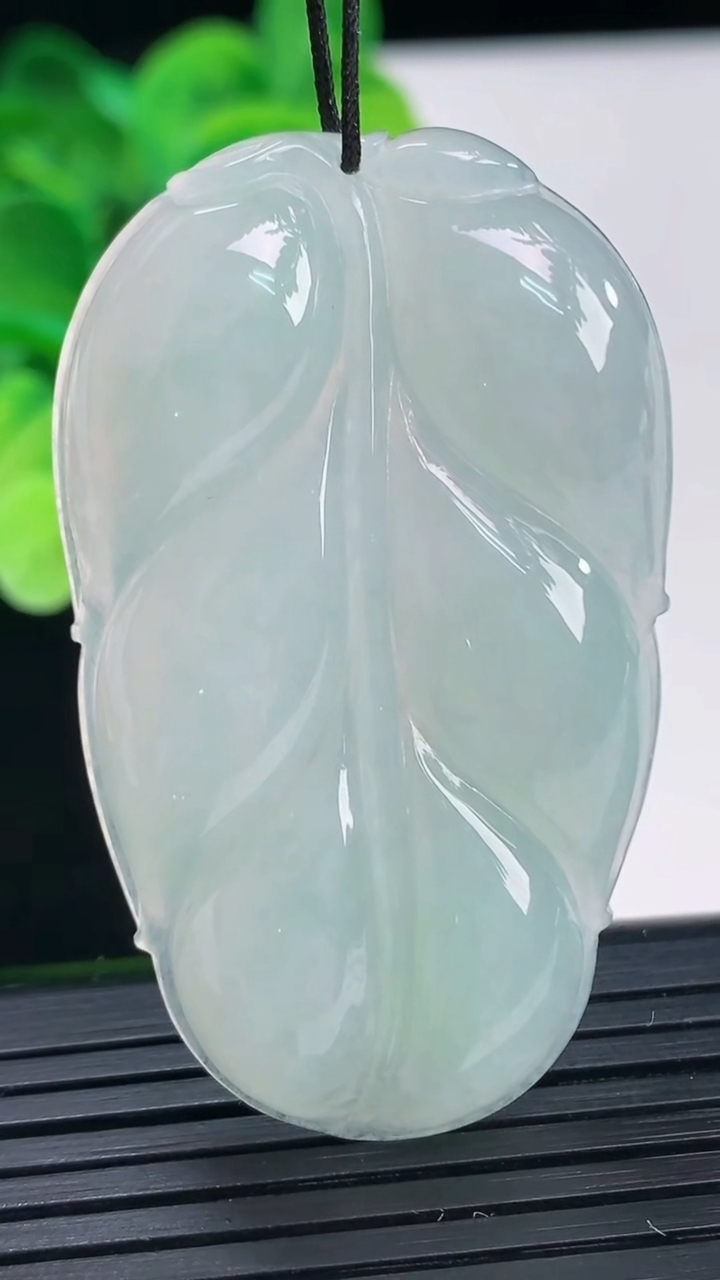 天然A货翡翠金枝玉叶 叶子吊坠尺寸50.9-30.5-6.2重量:17.56g
4月6日