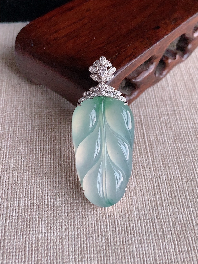 天然A货翡翠18K金伴钻镶嵌飘花叶子金枝玉叶吊坠 
尺寸43.8-32-18.2-8mm 重量10.48g 0403