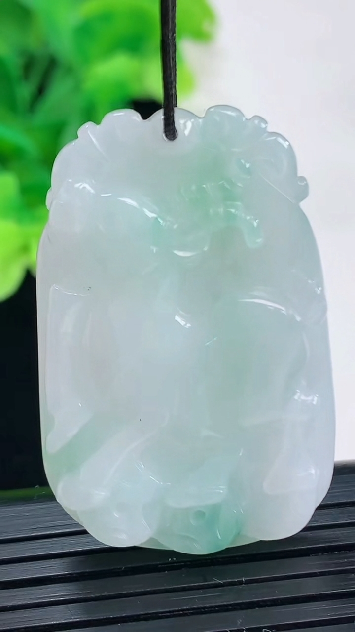 天然A货翡翠生肖羊吊坠尺寸40.4-25.7-5.8重量:12.59g
4月6日