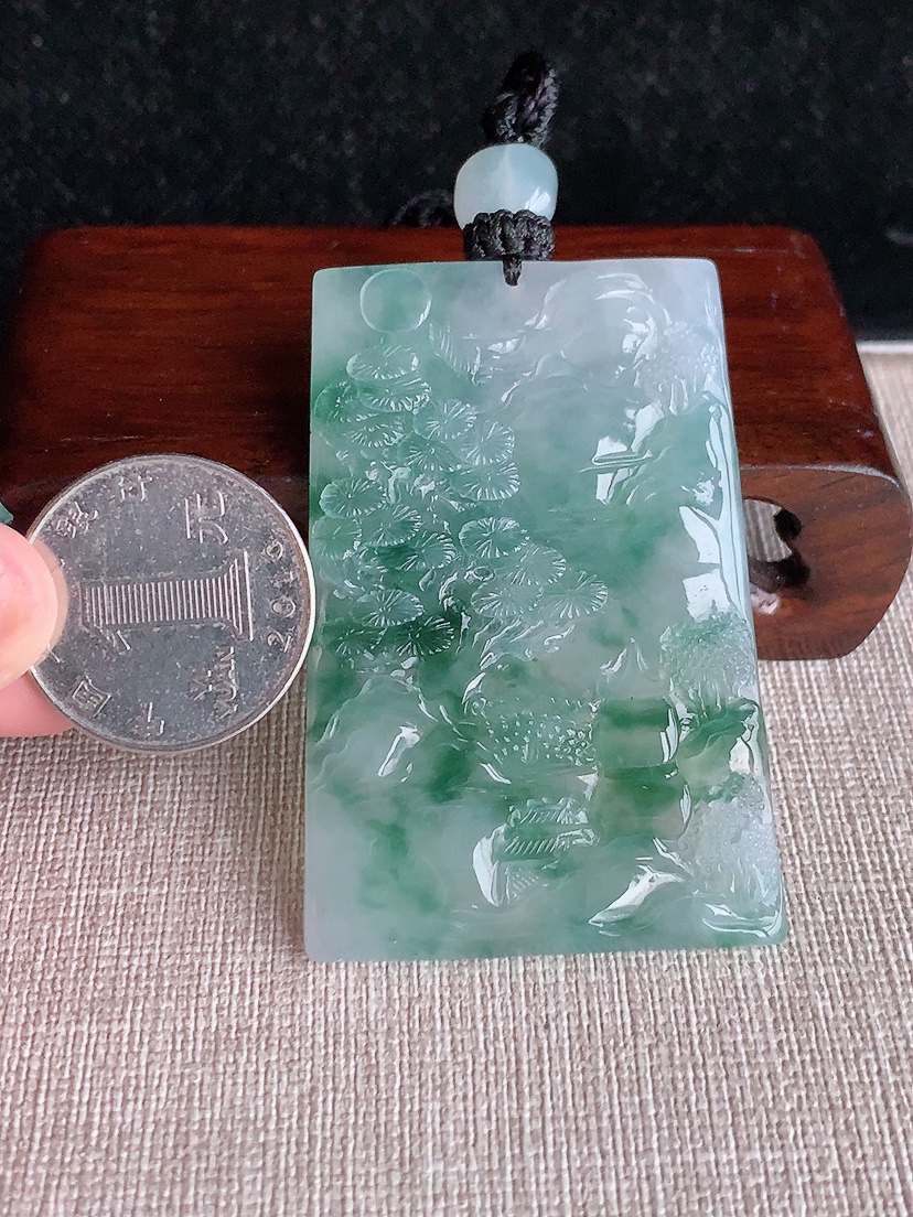 天然A货翡翠飘花意境山水牌吊坠 
尺寸60.2-39.5-4.8mm 重量33.80g 0403