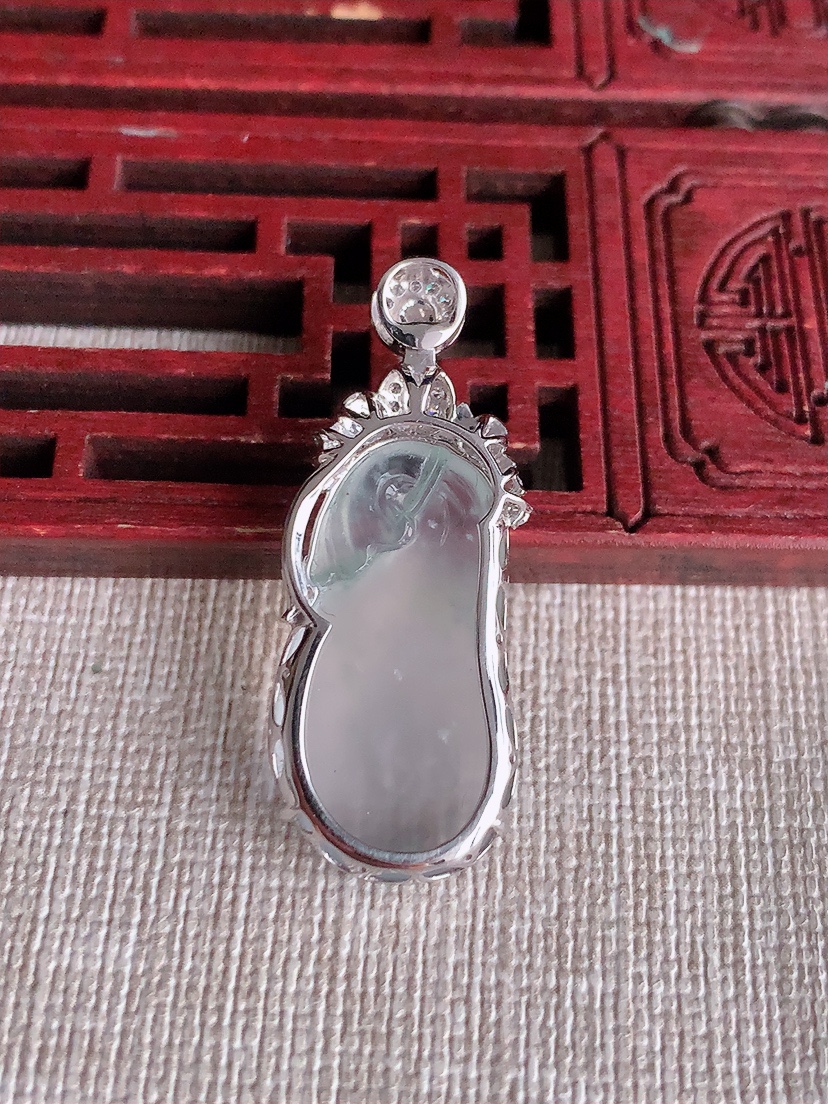 天然A货翡翠18K金伴钻镶嵌白冰白月光福袋代代有钱吊坠 
尺寸36-25.6-14.3-6mm 重量