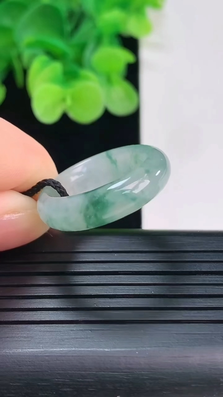 天然A货翡翠飘花指环戒指尺寸17.1-5.7-3.8重量:4.14g2026年4月6日
工厂直销收藏佳品,种好水足，色泽均匀，有种有色，上手高大气！