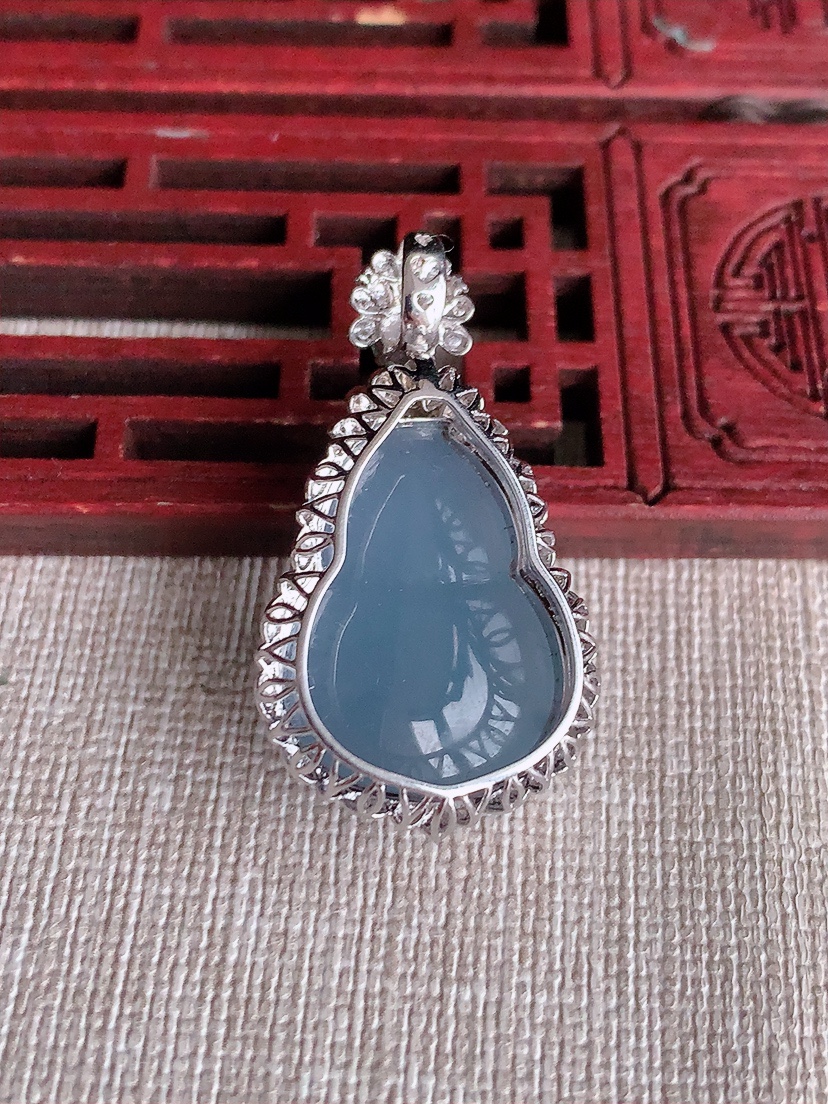 天然A货翡翠18K金伴钻镶嵌紫罗兰葫芦吊坠 
尺寸36.2-20-12.5裸石22-17mm 重量6