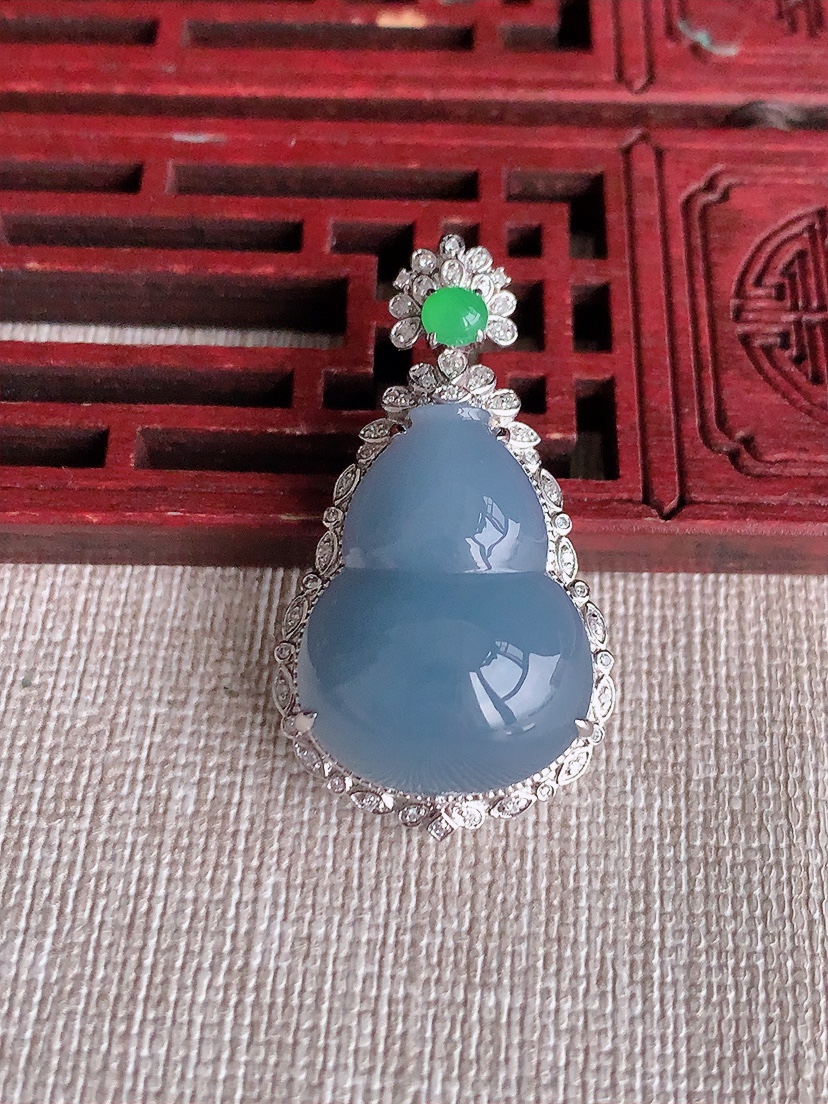 天然A货翡翠18K金伴钻镶嵌紫罗兰葫芦吊坠 
尺寸36.2-20-12.5裸石22-17mm 重量6