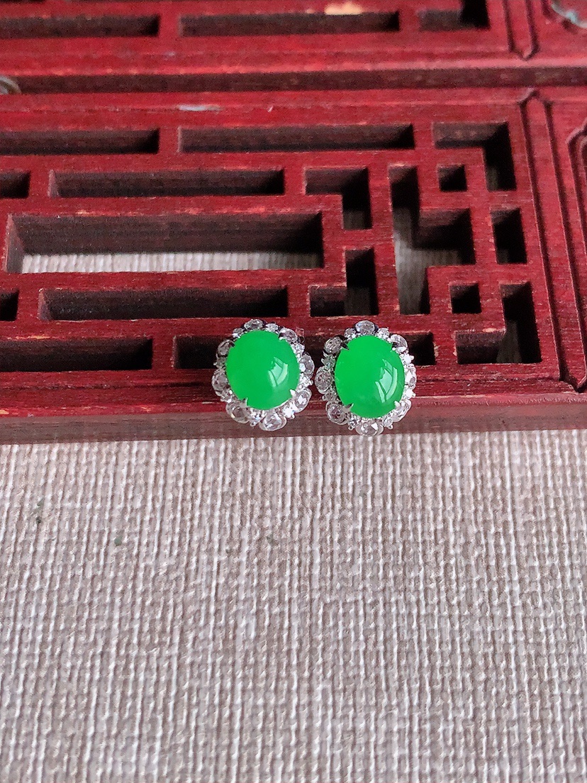 天然A货翡翠18K金伴钻镶嵌阳绿蛋面耳钉 
尺寸6-5.3mm 重量1.58g 0403