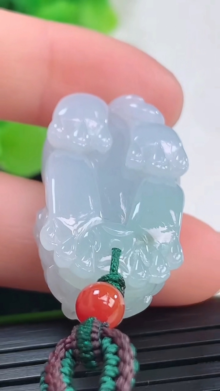 天然A货翡翠貔貅吊坠尺寸29.8-17.8-12.4重量:18.37g
4月6日