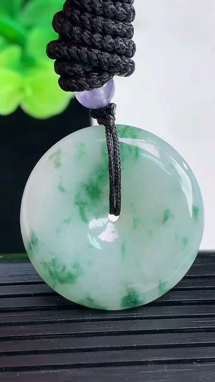 天然A货翡翠飘花平安扣吊坠尺寸28-5.8重:9.39g 64
4月6日