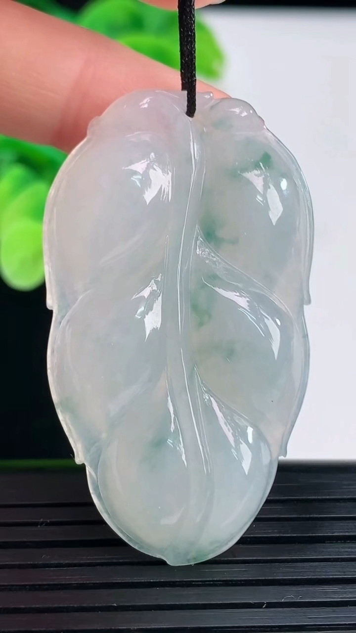 天然A货翡翠飘花金枝玉叶 叶子吊坠尺寸48.5-27.9-6.8重量:15.11g
4月6日