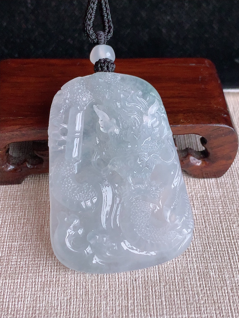 天然A货翡翠白冰白月光龙牌吊坠 
尺寸60.6-41.8-12.2mm 重量54.42g 0403