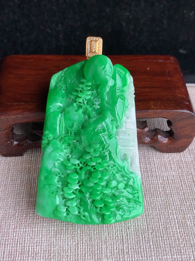 天然A货翡翠18K金伴钻镶嵌白底青飘阳绿意境山水牌吊坠  
尺寸70.6-61.5-68.8-12.