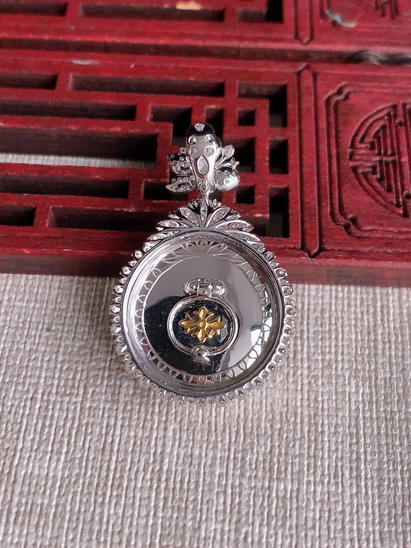 天然A货翡翠18K金伴钻镶嵌飘绿平安扣吊坠 
尺寸34.5-22-8裸石19.2mm 重量6.73g